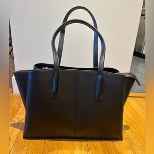 Freja New York Paloma Tote! Vegan leather in Black color.
